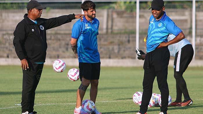 PSBS Biak menunjuk secara resmi Emral bin Bustamam sebagai pelatih kepala klub berjuluk Badai Pasifik. Emral menggantikan posisi yang sebelumnya dijabat Juan Esnaider. Do. Media Officer PSBS Bia/Charlie