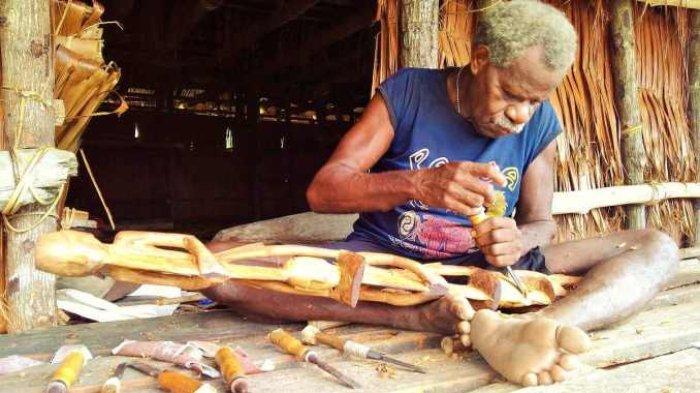 ILUSTRASI Suku Asmat yang dikenal dengan hasil ukiran kayu unik