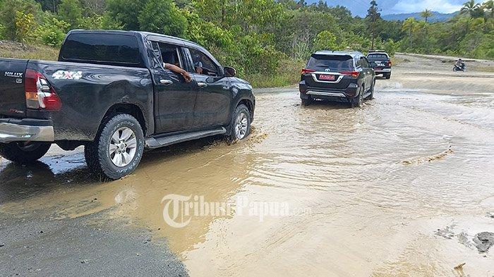 Kondisi Jalan Kemiri - Depapre. Pj Bupati Jayapura, Triwarno Purnomo bertemu masyarakat ada gunat membahas pembangunan jalan Kemiri-Depapre, Kabupaten Jayapura, Papua. Dalam kesempatan itu, Pj Bupati Jayapura mengatakan dalam waktu dekat jalan tersebut akan segera dibangun.