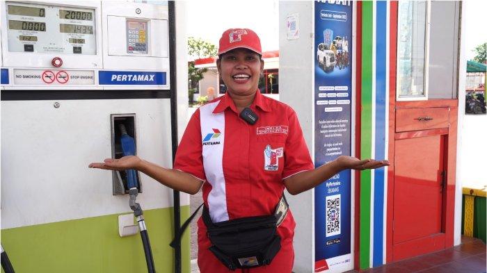 Tampak seorang petugas SPBU melayani konsumen di Kota Jayapura. Pertamina melakukan pemantauan ketersediaan Bahan Bakar Minyak (BBM) di berbagai wilayah krusial memasuki puncak arus balik Lebaran 2024, termasuk Papua dan Maluku.