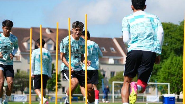 Bek tengah Tim U-23 Indonesia, Alfeandra Dewangga, telah mengikuti sesi latihan bersama rekan setimnya di Stadion Leo Lagrange, Besancon, Perancis, Selasa (7/5/2024). Dewangga baru tiba di Perancis, Selasa pagi. (PSSI)