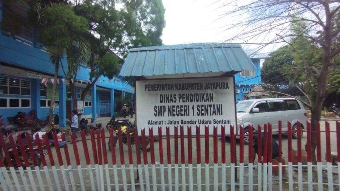 Lokasi sekolah SMP Negeri 1 Sentani di jalan masuk Bandara Sentani, Kabupaten Jayapura
