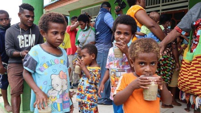 Kondisi anak-anak di tempat pengungsian di Aula Distrik Aitinyo, Kabupaten Maybrat.