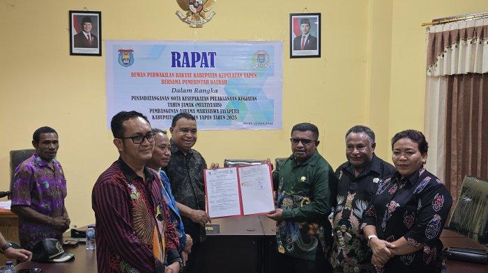 Penandatanganan kesepakatan pembangunan asrama putra mahasiswa dari Ketua DPRK Ebzon Sembai dan Bupati Kepulauan Yapen, Benyamin Arisoy di Ruang Rapat DPR lantai 2, Jumat (13/6/2025) malam.