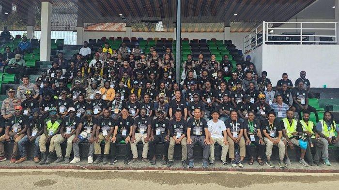 LIGA 4 PAPUA PEGUNUNGAN: Foto bersama saat Briefing Panitia Pelaksana Liga 4 Papua Pegunungan, Sabtu (29/3/2025). Pertandingan kali ini dibuka dengan menghadirkan penonton atau tidak seperti pertandingan sebelumnya.