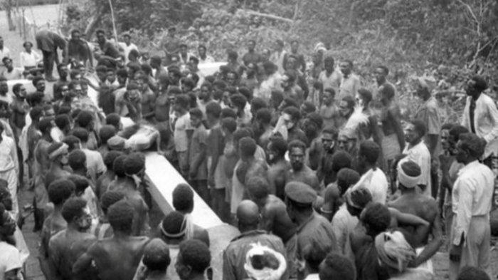 Masyarakat Suku Kamoro di Mimika, Papua saat sedang menanam salib besar membuat kuburan kosong atas meninggalnya Pastor Le Cocq pada 27 Mey 1896 di Kampung Kipia, Mimika Barat, Kabupaten Mimika, Papua.()