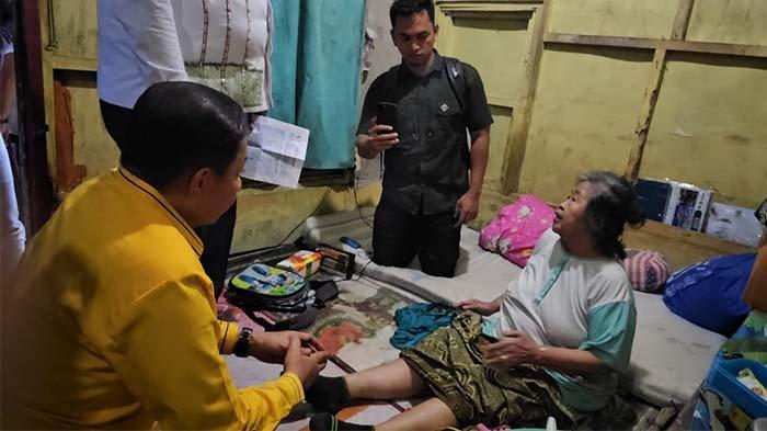 Lansia bernama Sulastri menangis haru saat disambangi psangan calon wali Kota Jayapura nomor urut empat, Abisai Rollo - Rustan Saru di rumah kosnya, Kamis (24/10/2024) sore.