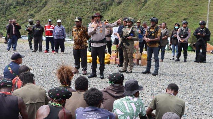 MEDIASI KONFLIK - Kepala Kepolisian Daerah Papua Tengah Brigjen Alfred Papare saat menemui dua kubu saling serang di Puncak Jaya, Jumat (14/2/2025). Dok. Humas Polres Puncak Jaya