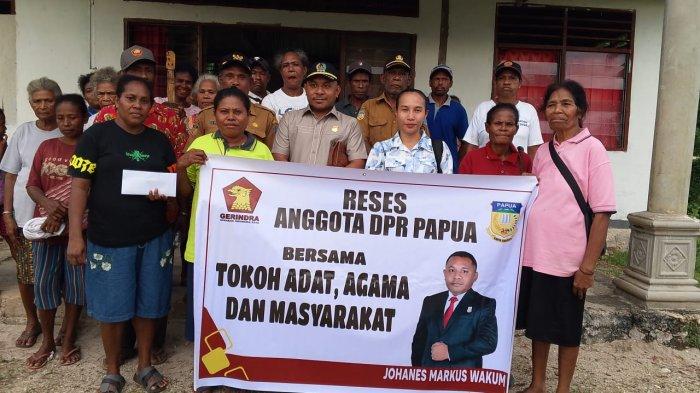 RESES DPR PAPUA - Anggota Komisi II DPR Papua Johanes Markus Wakum (tengah) berdialog dengan masyarakat di Kabupaten Biak Numfor dan Supiori, pekan lalu. Kader Partai Gerindra fokus mendorong kesejahteraan masyarakat melalui program ekonomi kerakyatan. (Dok. Pribadi)