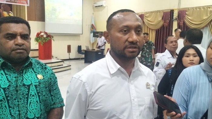 Anggota Komisi XIII DPR RI, Yan Permenas Mandenas dalam kunjungan kerjanya ke Serui, Kabupaten Kepulauan Yapen, Papua, Rabu (25/6/2025).