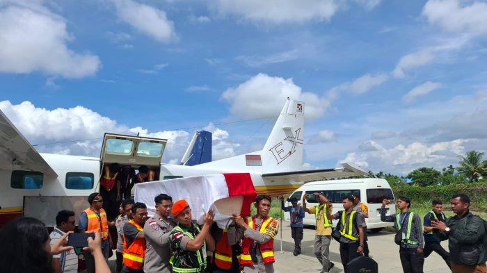 Tampak jenazah Briptu Kiki Supriyadi saat tiba di Bandara Sentani, Kabupaten Jayapura, Jumat (27/9/2024). Briptu Kiki ditembak Kelompok Kriminal Bersenjata (KKB) sebuitan polisi bagi OPM.