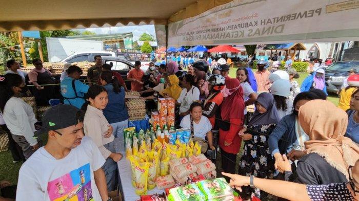 Tampak masyarakat Nabire saat berbelanja dalam pasar murah yang dilaksanakan oleh Dinas Ketahanan Pangan bersama gereja GKI, di Halaman Gereja Tarbelnakel Nabire, Jl Kusuma Bangsa, Oyehe, Distrik Nabire Kota, Nabire, Papua Tengah.