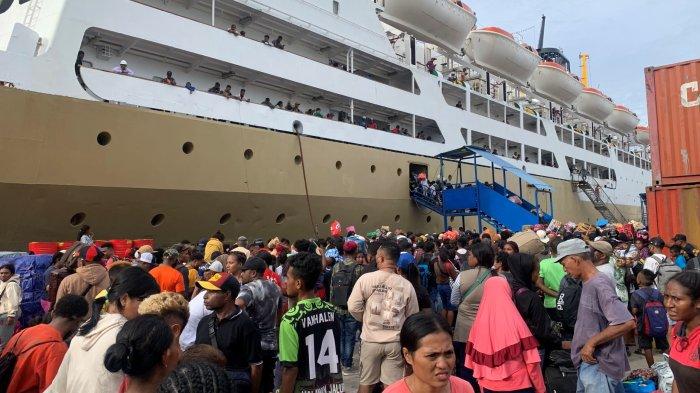 NATARU - Ribuan penumpang yang hendak berangkat menggunakan KM Dobonsolo di dermaga Pelabuhan Jayapura, Papua, Rabu (21/12/2022). Mereka akan menuju kampong halaman untuk merayakan natal dan tahun baru (Nataru).