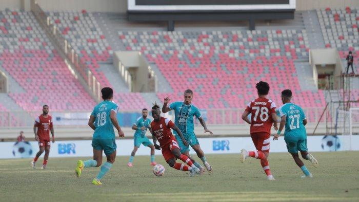 PSBS BIAK vs PERSIS SOLO - Persis Solo sukses mempermalukan tuan rumah PSBS Biak dengan skor 0-2 di hadapan ribuan suporternya dalam laga pekan ke-32 Liga 1 di Stadion Lukas Enembe, Jayapura, Papua, Minggu (11/5/2025) sore WIT. Dok Media Officer PSBS.