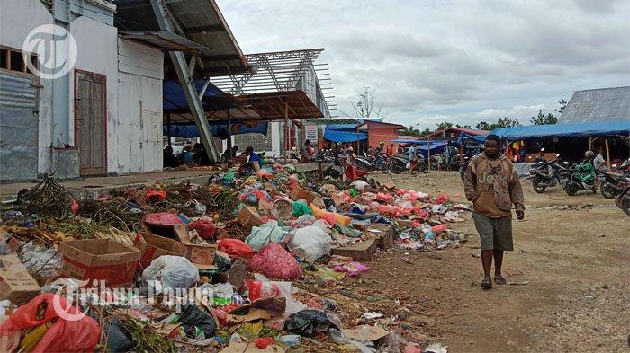 SAMPAH - Kondisi sampah yang menumpuk di belakang Los A Pasar Pharaa Sentani, Kabupaten Jayapura, Selasa 7/3/2023). Nampak pembeli dan penjual sedang beraktivitas.