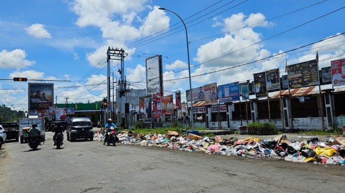 Tampak sampah yang berhamburan hingga menutupi bibir jalan di daerah lampu merah Pasar Karang, Kampung Harapan, Kabupaten Nabire, Papua Tengah.