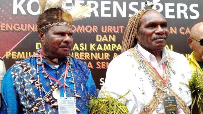 PILKADA - Pasangan calon calon gubernr Papua Selatan Darius Gewilon Gebze dan Petrus Safan (sebelah kiri) usai pengambilan nomor urut Pilkada Papua Selatan di KPU Papua Selatan. (KOMPAS.com/Fuci Manupapami)