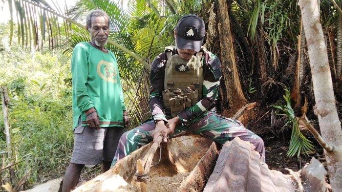 TNI DI PAPUA: Personel TNI AD dari Satgas Yonif 512/QY bersama masyarakat melakukan tokok sagu di Keerom, Papua pada Minggu, (13/4/2025). Sagu merupakan satu dari sejumlah makanan khas Papua.