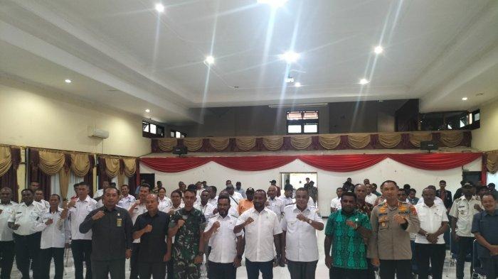 Anggota Komisi XIII DPR RI, Yan Permenas Mandenas (tengah) bersama Wakil Bupati Biak Numfor Jimmy Cartens Rumbarar Kapisa, beserta Bupati Kepulauan Yapen Benyamin Arisoy dan jajaran pimpinan Forkopimda Yapen di GSP Serui, Rabu (25/6/2025).