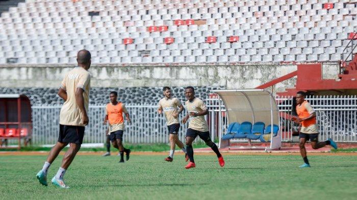 Pemain Persipura dalam sesi latihan. Pertandingan Persipura vs Persipal Palu akan digelar pada Sabtu (9/11/2024) pukul 15.15 WIT di Stadion Mandala Jayapura. (dok. Media Officer Persipura)