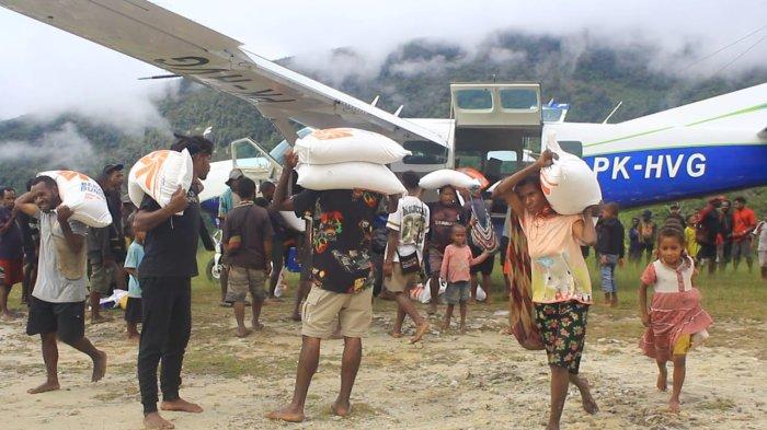 DPRP PAPUA PEGUNUNGAN : Masyarakat Welarek sedang menerima bantuan beras dari Ketua Komisi I DPRP Papua Pegunungan, Sebulon Meik yang diantar langsung dengan mengunakan pesawat kecil di Bandara Welarek pada Senin, (31/3/2025). Masyarakat di sana terkena musibah kelaparan sehingga mengharapkan bantuan pemerintah setempat.