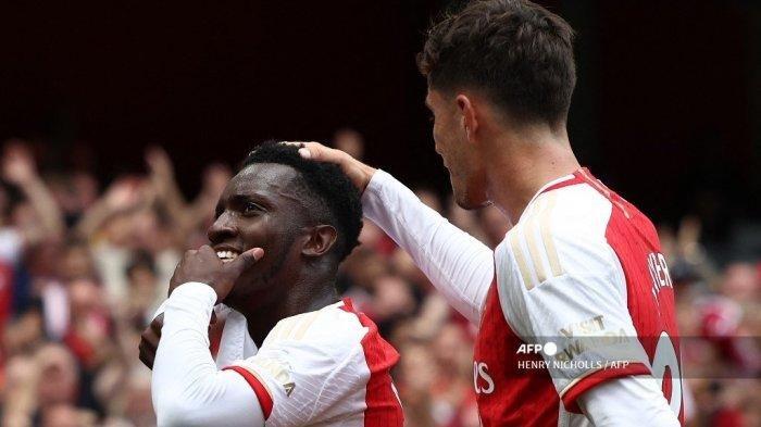 Striker Arsenal #14 Eddie Nketiah (Kiri) merayakan gol pembuka ke gawang Nottingham Forest selama pertandingan sepak bola Liga Utama Inggris di Stadion Emirates di London pada 12 Agustus 2023.