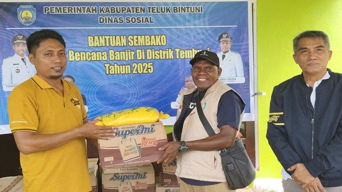 BANTUAN SEMBAKO - Dinas Sosial (Dinsos) Kabupaten Teluk Bintuni, Papua Barat, menyalurkan bantuan bahan pokok untuk 100 keluarga terdampak banjir di tiga kampung di Distrik Timbuni, Jumat (4/4/2025).