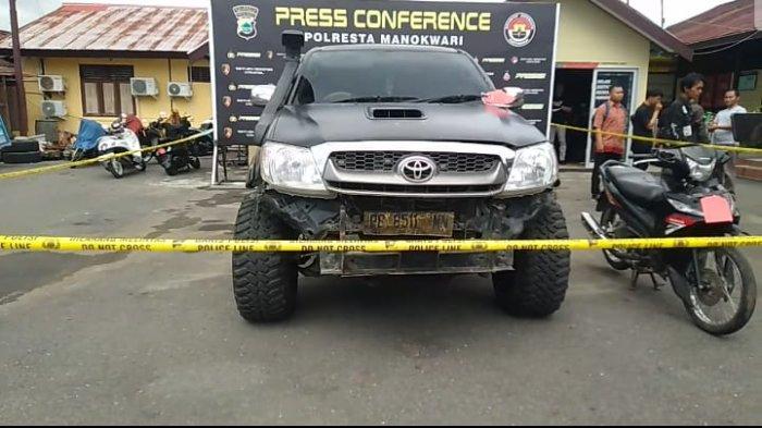 BARANG BUKTI - Polresta Manokwari menyita satu unit mobil dan satu motor sebagai barang bukti dalam kasus pembunuhan dua warga lokal Manokwari, Rabu (27/12/2023).