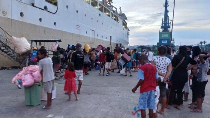 Calon penumpang KM Tidar terlihat berkerumun di Pelabuhan Manokwari, Papua Barat, Sabtu (3/7/2021).