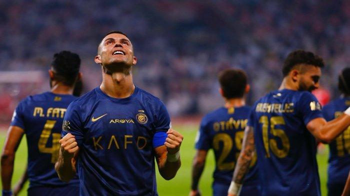 Cristiano Ronaldo merayakan gol dalam laga Al Wehda vs Al Nassr di King Abdul Aziz Stadium, Minggu (12/11/2023) dini hari WIB. Tim tamu menang 3-1.