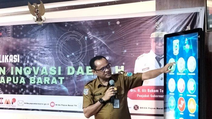 DASI BRIDA - Kepala BRIDA Papua Barat Professor Charlie D Heatubun menjelaskan fitur-fitur dalam aplikasi DASI BRIDA alias Dashboard Informasi BRIDA, di Manokwari, Senin (22/1/2024).