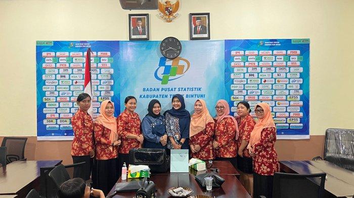 Dharma Wanita Persatuan (DPW) Badan Pusat Statistik (BPS) Teluk Bintuni, Papua Barat, menggelar pelatihan make up atau merias, Jumat (14/06/2024).