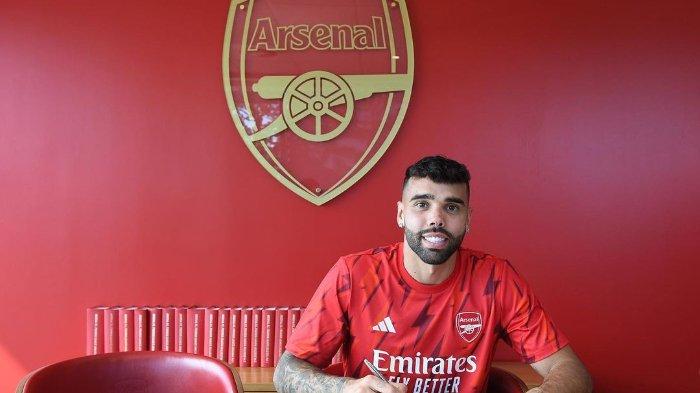 David Raya diboyong Arsenal dengan status pemain pinjaman dari Brentford. Arsenal memiliki opsi untuk membelinya pada akhir musim 2023/2024 dengan mahar sebesar 27 juta poundsterling.