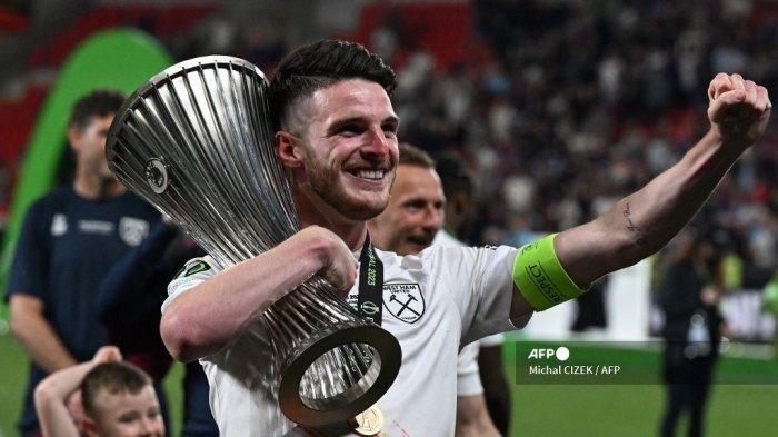 Gelandang Inggris West Ham United Declan Rice merayakan dengan trofi setelah memenangkan pertandingan sepak bola final UEFA Europa Conference League antara ACF Fiorentina dan West Ham United FC di Praha, Republik Ceko pada 7 Juni 2023.