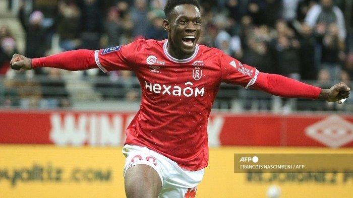 Penyerang Reims asal Amerika Serikat Folarin Balogun, merayakan golnya saat pertandingan sepak bola Liga Prancis antara Stade de Reims dan Stade Rennais FC di stadion Auguste-Delaune II di Reims.