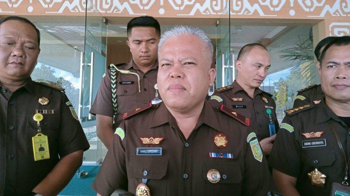 Kepala Kejaksaan Tinggi Papua Barat, Harli Siregar, memberikan keterangan pers kepada wartawan di kantor Kejati Papua Barat di Manokwari, Senin (3/7/2023).
