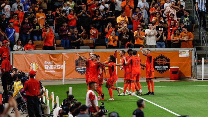 Hector Herrera bersama rekan setimnya, Houston Dynamo. Mereka akan menghadapi Lionel Messi bersama Inter Miami di final US Open Cup 2023, Kamis (28/09/2023) WIB.