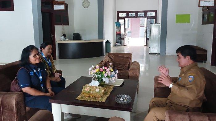 Inspektur Kabupaten Teluk Bintuni, I Wayan Sidia, saat menerima kunjungan TribunPapuaBarat.com di Kantor Inspektorat Teluk Bintuni di Distrik Manimeri, Teluk Bintuni, Papua Barat, Selasa (04/06/2024).