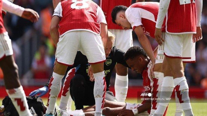 Bek Arsenal Belanda #12 Jurrien Timber menerima perawatan medis selama pertandingan sepak bola Liga Premier Inggris antara Arsenal dan Nottingham Forest di Stadion Emirates di London pada 12 Agustus 2023.