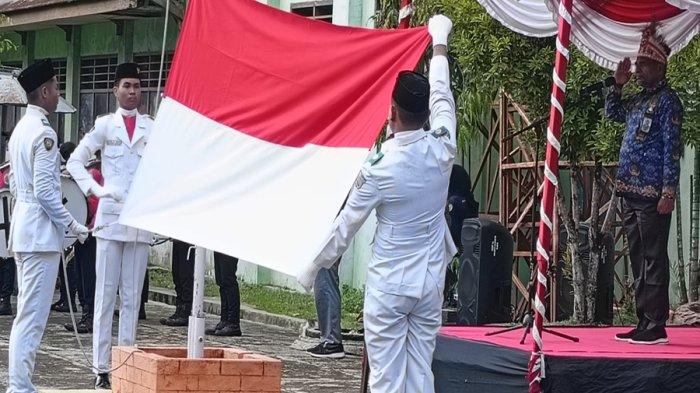 Kakanwil Kemenag Papua Barat, Luksen Jems Mayor, memimpin upacara peringatan Hari Pendidikan Nasional (Hardiknas) 2024 di Madrasah Aliyah Negeri (MAN) Model, Kota Sorong, Papua Barat Daya, Kamis (02/05/2024).