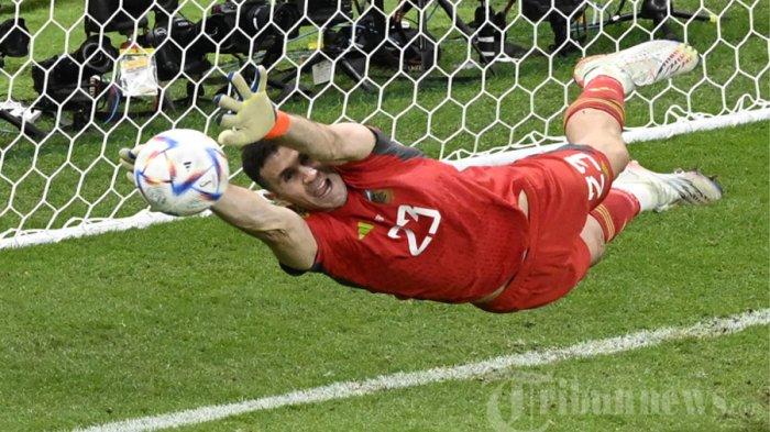 Kiper Argentina, Emiliano Martinez, saat menggagalkan penalti pemain Belanda di babak adu penalti babak 8 besar Piala Dunia 2022 Qatar, Sabtu (10/12/2022) dini hari WIB. Laga ini berakhir imbang 2-2 selama 120 menit kemudian Lionel Messi menang 4-3 adu penalti. Emiliano Martinez membuat dua penyelamatan.