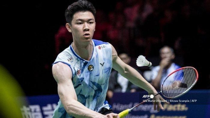 Lee Zii Jia dari Malaysia melakukan comeback selama pertandingan tunggal putra babak ke-2 melawan Anders Antonsen dari Denmark (tidak digambarkan) di Kejuaraan Dunia BWF di Kopenhagen pada 24 Agustus 2023.