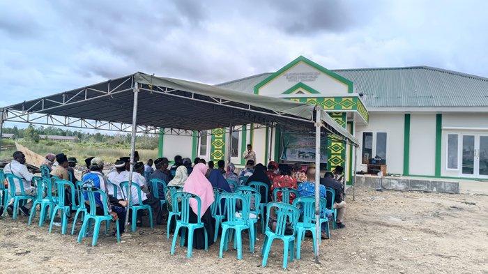 Kakanwil Kemenag Papua Barat, Luksen Jems Mayor, memberikan sambutan dalam acara peresmian Kantor Urusan Agama (KUA) Distrik Bomberai di Kabupaten Fakfak, Sabtu (9/10/2024).