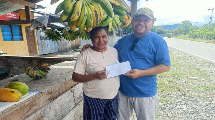 Penjual pinang di Distrik Ransiki, Kabupaten Manokwari Selatan (Mansel), Naomi Inyomusi, Jumat (15/3/2024).