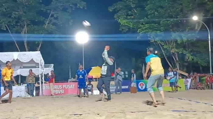 Penjabat Gubernur Papua Barat, Paulus Waterpauw, bersama komika Nasional asal Papua, Johanes Yewen, melakukan pertandingan eksebisi voli pantai di Venue Ferdinand Waterpauw, Kabupaten Manokwari, Selasa (11/7/2023) malam.