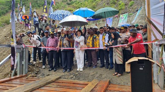 Penjabat (Pj) Gubernur Papua Barat, Paulus Waterpauw, meresmikan Jembatan Demaisi, Distrik Minyambouw, Kabupaten Pegunungan Arfak (Pegaf), Jumat (4/8/2023) siang.