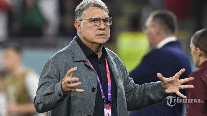 Pelatih Timnas Meksiko Gerardo Martino memberi isyarat dalam pertandingan melawan Timnas Polandia di Grup C Piala Dunia Qatar 2022 di Stadion 974 di Doha, 22 November 2022.