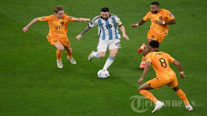 Penyerang Argentina Lionel Messi dikepung pemain Belanda Frenkie De Jong, Memphis Depay, Cody Gakpo selama pertandingan Belanda vs Argentina di perempat final Piala Dunia Qatar 2022 di Stadion Lusail, Sabtu (10/12/2022) dini hari WIB. Argentina menang lewat babak adu penalti setelah laga berakhiri 2-2 hingga selesai babak perpanjangan waktu.