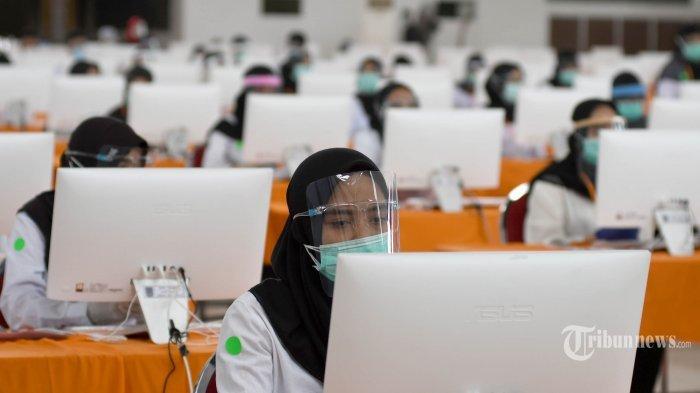 Peserta seleksi kompetisi bidang (SKB) bagi CPNS Pemkot Surabaya bersiap mengikuti tes di GOR Pancasila, Kota Surabaya, Jawa Timur, Selasa (22/9/2020). Seleksi itu menerapkan protokol kesehatan Covid-19 secara ketat, mulai dari mengenakan masker, pelindung wajah, dan sarung tangan serta jarak antar peserta tes, termasuk memisahkan peserta dengan hasil rapid tes reaktif dalam bilik khusus. Sebanyak 1.142 orang mengikuti SKB CPNS Pemkot Surabaya selama 3 hari di mana dalam satu hari terdapat 3 sesi dengan peserta sebanyak 140 orang.
