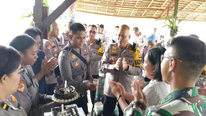 Kapolres Teluk Bintuni, AKBP Choiruddin Wachid, bersama pejabat utama dan anggota Polres Teluk Bintuni, membawa kue ulang tahun kepada Kodim 1806/Teluk Bintuni, Papua Barat, Rabu (13/09/2023).